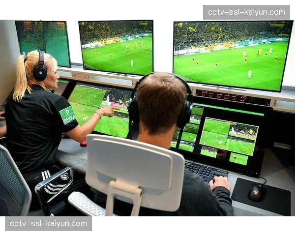 走进德甲裁判组：揭秘一场比赛背后的VAR团队如何工作